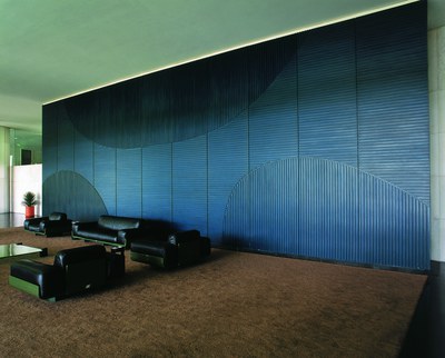 O painel, de autoria de Athos Bulcão e sem título, é confeccionado em madeira laqueada na cor azul escuro e está localizado no Salão Nobre da Câmara dos Deputados 430 x 1310 cm