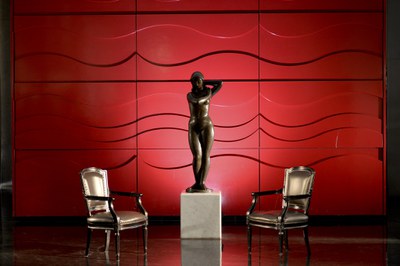 A escultura em bronze, de 1,5 metro de altura, criada em 1970, foi feita exclusivamente para o Senado pelo artista Alfredo Ceschiatti e hoje está localizada no Museu Histórico Senador Itamar Franco. 150 x 42 x 35 cm