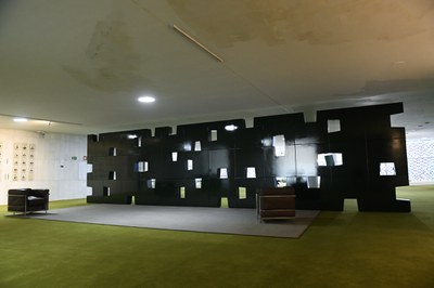 Popularmente conhecida como 'Muro Escultórico', a obra de Athos Bulcão é composta por 36 peças de madeira laqueada na cor verde. Projetada pelo artista para o Salão Verde da Câmara dos Deputados, a obra foi designada para delimitar os espaços a fim de valorizar os ambientes. 250 x 1035 x 40 cm