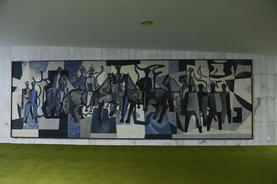 A obra é uma homenagem aos trabalhadores responsáveis pela construção de Brasília, também chamados de candangos. Feita em óleo sobre tela, foi encomendada pelo ex-presidente Juscelino Kubitschek e nunca foi assinada pelo autor Di Caavalcanti. 283 x 881 cm