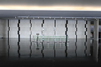 Composto por pedras de granito e mármore, o painel 'Movimento', de autoria de Athos Bulcão, recebe esse nome devido ao seu aspecto tridimensional, que proporciona a sensação de diferentes relevos. 450 x 240 cm