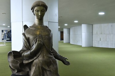 A obra 'Fragmento de Anjo', de Alfredo Ceschiatti, é um estudo realizado pelo autor para a composição dos anjos expostos na Catedral Metropolitana de Brasília. Feita em bronze fundido, está localizada no Salão Verde da Câmara dos Deputados. 180 x 163 x 83 cm