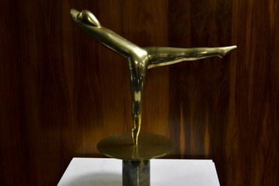A escultura 'Bailarina', de Victor Brecheret, feita em bronze fundido, retrata a sutileza das bailarinas e dos artistas. Ela está localizada no Edifício Principal da Câmara dos Deputados.. 70 x 60 x 30 cm