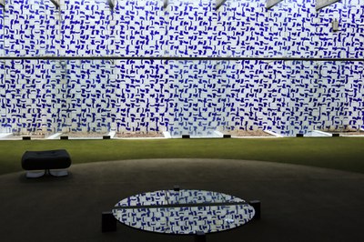 O painel de autoria de Athos Bulcão, popularmente conhecido como 'Ventania', reveste o fundo do Salão Verde e do Salão Azul. Com azulejos brancos e azuis, o painel foi criado no início da década de 1970, quando o Edifício Principal sofreu um acréscimo de 15 metros de largura ao longo de toda a sua fachada posterior. 390 x 7970 cm