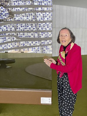 Artista plástica Marianne Peretti visita suas obras no Congresso Nacional.  Única mulher na equipe de Oscar Niemeyer na construção da nova capital, a artista Marianne Peretti deixou sua marca pelo Congresso Nacional. No Salão Branco não há como não perceber o painel Alumbramento, doado em 1978 ao Senado Federal. No Salão Verde é exibida a obra Araguaia. As cores e formas de seus vitrais estão também no Salão Nobre, onde pode ser apreciado o vitral Phasifae. No 10º andar do Anexo IV da Câmara dos Deputados, suas mãos foram as responsáveis pelos vitrais da capela. Também na Casa Legislativa, outra obra de destaque: um painel com sobreposição de camadas de vidro, de 1977.  Na foto, Marianne Peretti posa para fotografia ao lado do painel "Araguaia", 1977.  Neste painel Marianne Peretti fez uso de uma técnica que parece dar movimento às figuras geométricas colocadas sobre o vidro, lembrando o curso de um rio.  Foto: Walesca Borges/Senado Federal