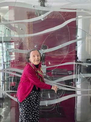 Única mulher na equipe de Oscar Niemeyer na construção da nova capital, a artista Marianne Peretti deixou sua marca pelo Congresso Nacional. No Salão Branco não há como não perceber o painel Alumbramento, doado em 1978 ao Senado Federal. No Salão Verde é exibida a obra Araguaia. As cores e formas de seus vitrais estão também no Salão Nobre, onde pode ser apreciado o vitral Phasifae. No 10º andar do Anexo IV da Câmara dos Deputados, suas mãos foram as responsáveis pelos vitrais da capela. Também na Casa Legislativa, outra obra de destaque: um painel com sobreposição de camadas de vidro, de 1977.  Na foto, Marianne Peretti posa para fotografia ao lado do painel em vidro "O Lago e os Peixes", 1978.  Foto: Walesca Borges/Senado Federal