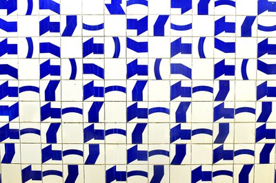 O painel de autoria de Athos Bulcão, popularmente conhecido como 'Ventania', reveste o fundo do Salão Verde e do Salão Azul. Com azulejos brancos e azuis, o painel foi criado no início da década de 1970, quando o Edifício Principal sofreu um acréscimo de 15 metros de largura ao longo de toda a sua fachada posterior. 390 x 7970 cm