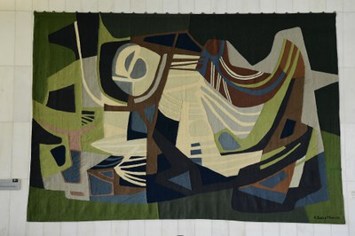 A tapeçaria no Salão Negro, de autoria de Burle Marx e feita em algodão, usa formas assimétricas e cores para compor uma imagem abstrata de forte impacto visual. 328cm x 483cm