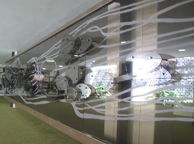 Feito em vidro temperado e localizado no Salão Verde da Câmara dos Deputados, o vitral de Marianne Peretti recebeu o nome "Araguaia" devido à técnica da artista, que cria a sensação de movimento nas figuras geométricas dispostas sobre o vidro, evocando o sinuoso curso de um rio. 245 x 1310 cm