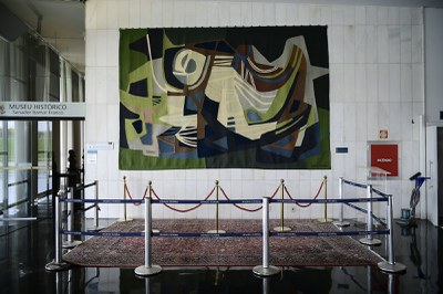 A tapeçaria no Salão Negro, de autoria de Burle Marx e feita em algodão, usa formas assimétricas e cores para compor uma imagem abstrata de forte impacto visual. 328cm x 483cm