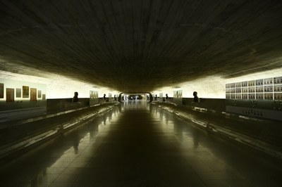 O Túnel do Tempo conecta o edifício principal aos anexos do Senado Federal e conta com uma exposição que apresenta momentos e figuras importantes da história do Senado desde sua criação.