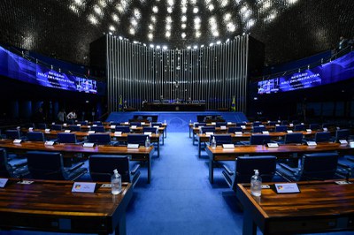 O Plenário do Senado é onde ocorrem as sessões plenárias, espaço em que os senadores se reúnem para discutir e votar projetos de lei.