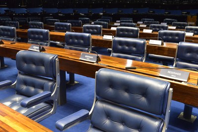 No plenário do Senado, estão dispostas 84 cadeiras para os senadores, organizadas em ordem alfabética conforme o nome das unidades federativas.