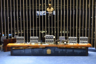 Na composição da Mesa Diretora do Plenário do Senado Federal, centralizado senta-se o Presidente do Senado, ao seu lado Vice-Presidentes e também Secretários.