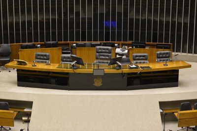 Na composição da Mesa Diretora do Plenário Ulysses Guimarães, centralizado senta-se o Presidente da Câmara dos Deputados, ao seu lado Vice-Presidentes e também Secretários.