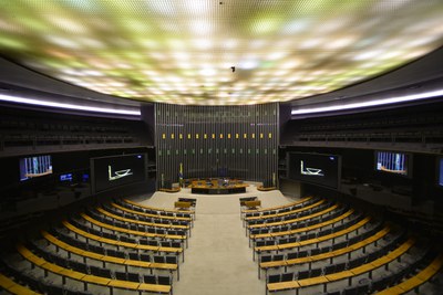 O Plenário Ulysses Guimarães é onde ocorrem as sessões plenárias, espaço em que os deputados federais se reúnem para discutir e votar projetos de lei.