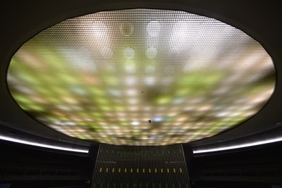 O teto do Plenário Ulysses Guimarães ajuda a iluminação do ambiente e destaca as cores da bandeira nacional.