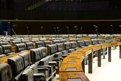 No Plenário Ulysses Guimarães, estão dispostos 399 assentos destinados aos deputados federais, dos quais 3 são reservados para acessibilidade.
