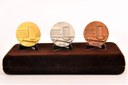 As medalhas da Constituinte, cunhadas em ouro, prata e bronze a pedido do deputado Ulysses Guimarães, começaram a ser distribuídas em outubro de 2013, nas comemorações dos 25 anos da atual Constituição. (Foto: Luiz Marques/Câmara dos Deputados)

